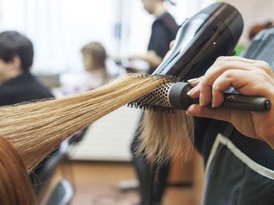 В Якутске предпенсионеров приглашают на курсы парикмахеров с выплатой стипендии