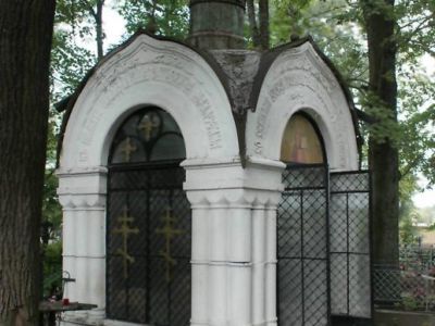 Захоронение сенатора Н.А.Манасеина: надгробная часовня с могильной плитой