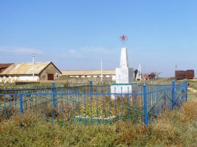 Братская могила советских воинов