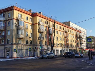 Жилой дом с нежилыми помещениями на первом этаже, 1940 г., архитектор П.И. Клишев. В этом доме с 1943 г. по 1981 г. жил выдающийся конструктор артиллерийского оружия, главный конструктор завода № 8, заместитель директора и главного конструктора НИИ-58, Ла