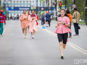 Сотни якутян в национальной одежде пробежали на марафоне Олонхо
