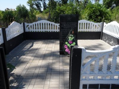 Братская могила советских воинов, погибших в боях с фашистскими захватчиками в 1943 году. Захоронено 7 человек, имена установлены. Обелиск