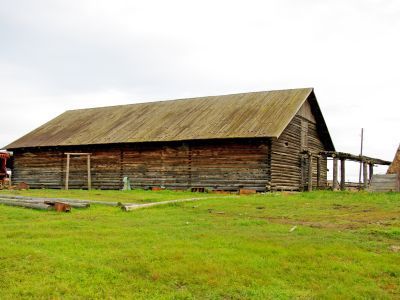 Двухэтажный амбар (манхаасай) для хранения зерна