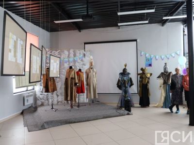 На фестивале «САТА-2023» в Нюрбе открылась выставка театральных эскизов и костюмов