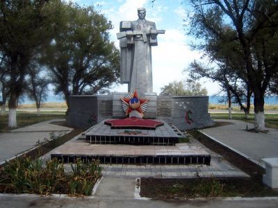 Братская могила советских воинов