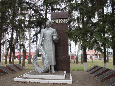 Братская могила советских воинов, погибших в боях с фашистскими захватчиками в 1943 году. Захоронено 9 человек, имена всех установлены. Скульптура советского воина, обелиск