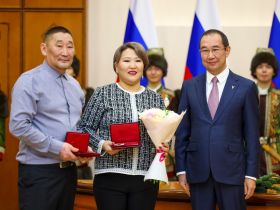 Айсен Николаев вручил государственные награды отличившимся якутянам