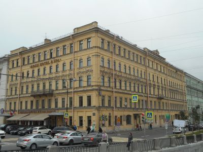 Дом, где с 1916 г. жила и в 1955 г. умерла актриса Корчагина-Александровская Екатерина Павловна (кв.20)