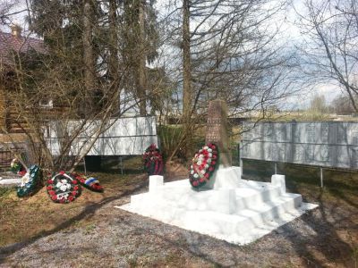 Братская могила 800 воинов Советской Армии, погибших в борьбе за освобождение нашей Родины от немецко-фашистских захватчиков в период Великой Отечественной войны