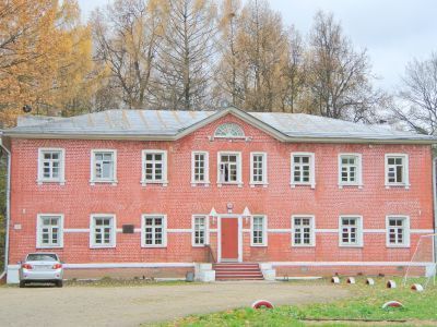 Двухэтажный кирпичный дом