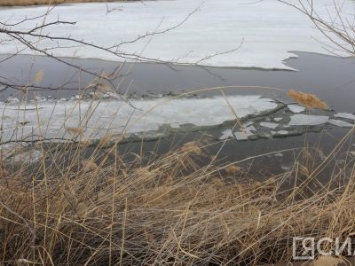 В селе Оленек закрыли мост из-за подъема уровня воды