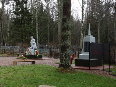 Воинское кладбище, на котором захоронено 100 советских воинов, умерших от ран в госпитале в годы Великой Отечественной войны (Установлены надгробные плиты и скульптурная композиция)