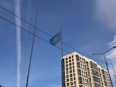 Флаг Республики Казахстан подняли в деревне спортсменов в Якутске