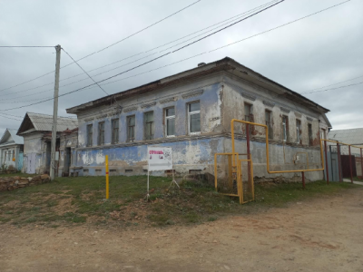 Дом жилой каменный с воротами