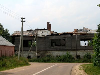 Школа и служебные постройки при ней