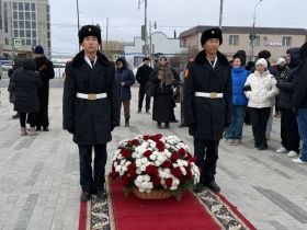 В Якутске состоялось возложение цветов к памятнику матери