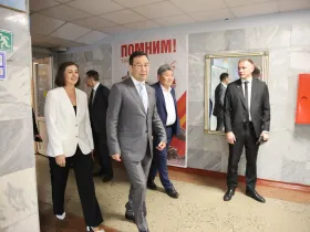 Глава Якутии осмотрел ход капитального ремонта школы № 23 в Айхале
