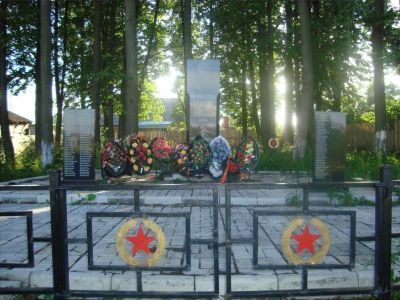 Братская могила  советских  воинов, павших в боях с фашистами