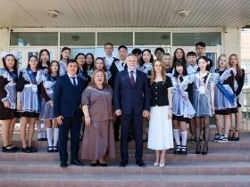 С окончанием учебного года поздравил выпускников двух школ Якутска Кирилл Бычков