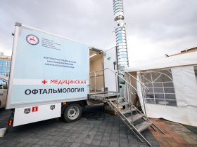 Фоторепортаж: сотни якутян встали в очередь на площади Республики для проверки зрения