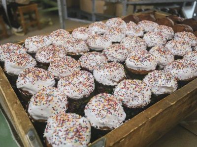 Якутский хлебокомбинат передал социальной столовой пасхальные куличи