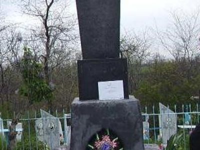 Братская могила советских воинов, погибших в боях с фашистскими захватчиками