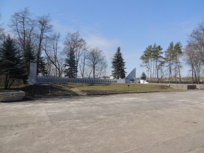 Место расстрелов советских граждан немецко-фашистскими захватчиками в 1941-1943 годах. Обелиск установлен в 1970 году