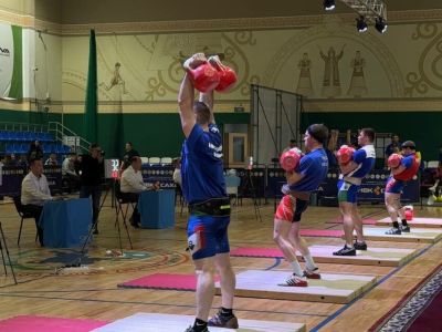 Гиревики двух федеральных округов соревнуются в Якутске