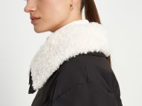 Пуховик с опушкой и воротником-стойкой