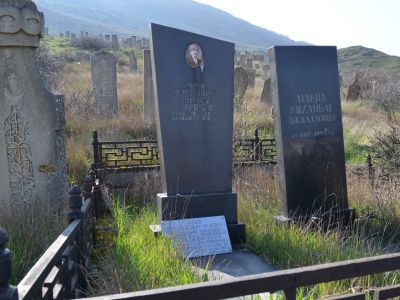 Памятник Д. Атаеву