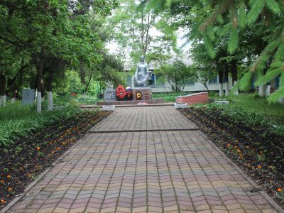 Братская могила советских воинов, погибших в боях с фашистскими захватчиками