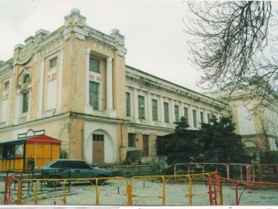 Городской дом. Здесь размещались Городская Управа и Дума, Военно-революционный комитет, "Дом обороны", Городской музей