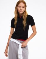 Чёрная футболка-поло в рубчик Глория Джинс