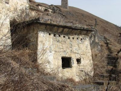 Склеп полуподземный с гладкой фасадной стеной 15