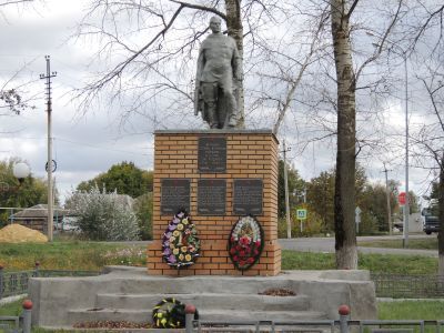 Братская могила воинов Советской Армии, погибших в период Великой Отечественной войны. Захоронено и установлено фамилий на 19 человек. Скульптура установлена в 1962 году