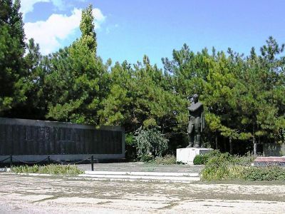 Братская могила советских воинов и Героев Советского Союза Н.В.Аксютина, А.Ф.Лавренова,  Н.А.Тарасова, И.И.Зюзь