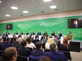 Айсен Николаев провел заседание комиссии Госсовета по энергетике на ВЭФ