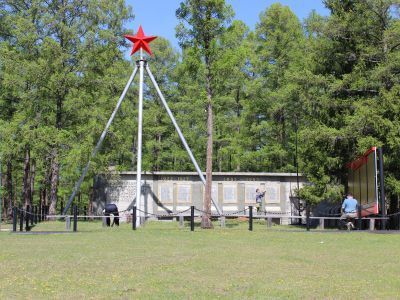 Памятник воинам-землякам, погибшим в годы Великой Отечественной войны (1941-1945 гг.). Ск. П. А. Захаров, арх. В. С. Петров, железобетон, 1965 г.