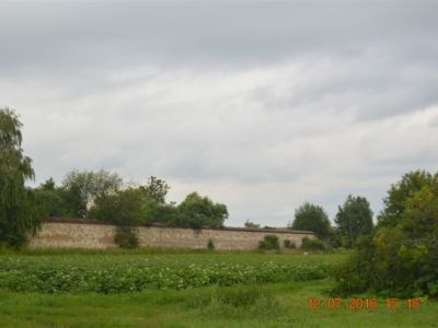 Ограда из белого камня