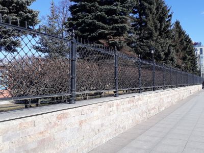 Сад с оградой