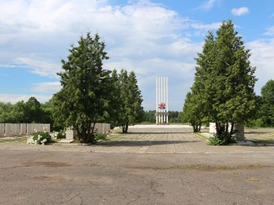 Воинское кладбище, на котором захоронено 286 советских воинов, умерших от ран в госпитале в годы Великой Отечественной войны (Установлены надгробные плиты и обелиск)