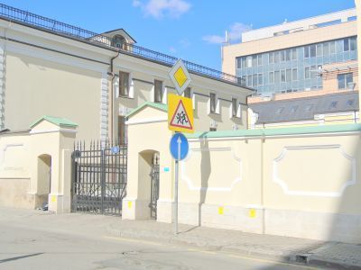 Ограда с пилонами ворот