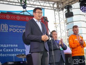 Сотни якутян в национальной одежде пробежали на марафоне Олонхо