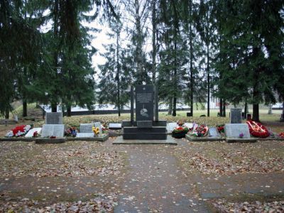 Братское кладбище советских воинов, погибших в 1941-44 гг., среди них – Герой Советского Союза: Оскаленко Дмитрий Ефимович (1920-1943)