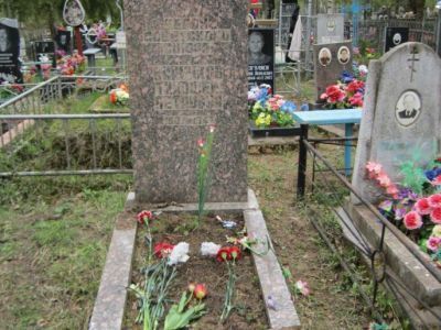 Могила Героя Советского Союза Т.П. Киренкова