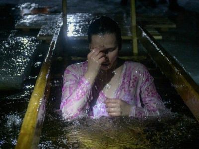 После прививки окунаться в крещенскую прорубь не стоит