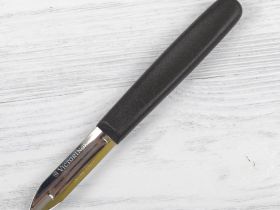 Кухонный нож овощечистка Victorinox, черный