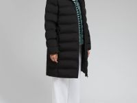 Утепленное пальто с капюшоном