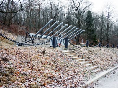 Братская могила моряков крейсера «Аврора», погибших в боях за Ленинград в годы Великой Отечественной войны (1941 - 1945 гг.)