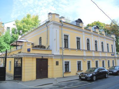 Флигель, XIX в. Здесь в 1868 г. жил и работал писатель Л.Н.Толстой